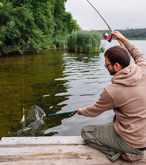 Angler angelt Fisch