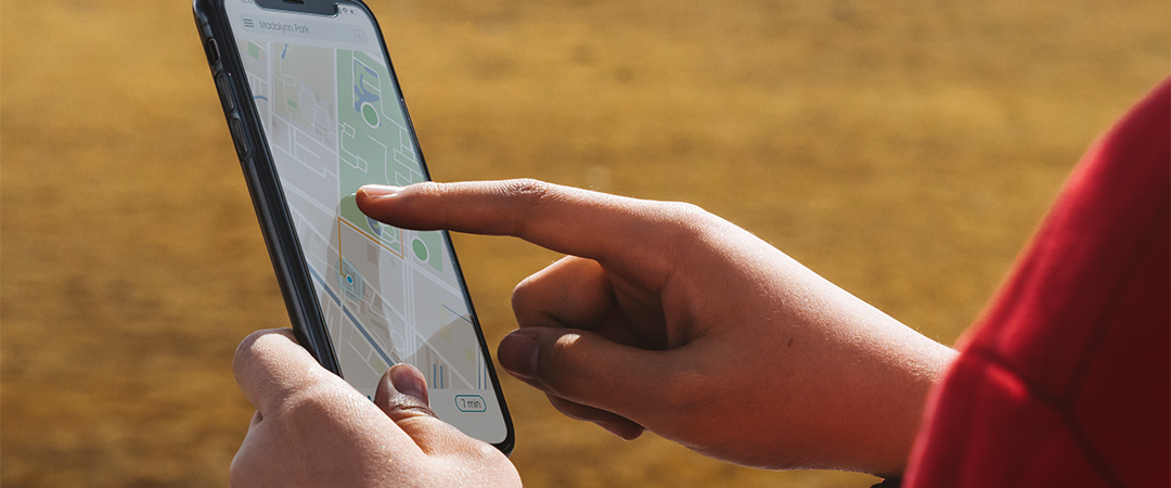 Handy mit Navigation wird in den Händen gehalten