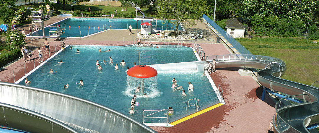 Großes Schwimmbecken im Freibad