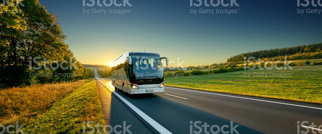 Bus auf Landstraße