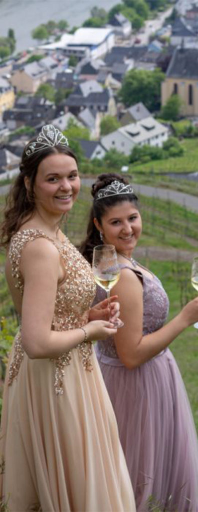Mosella und ihre Weinprinzessin in den Weinbergen